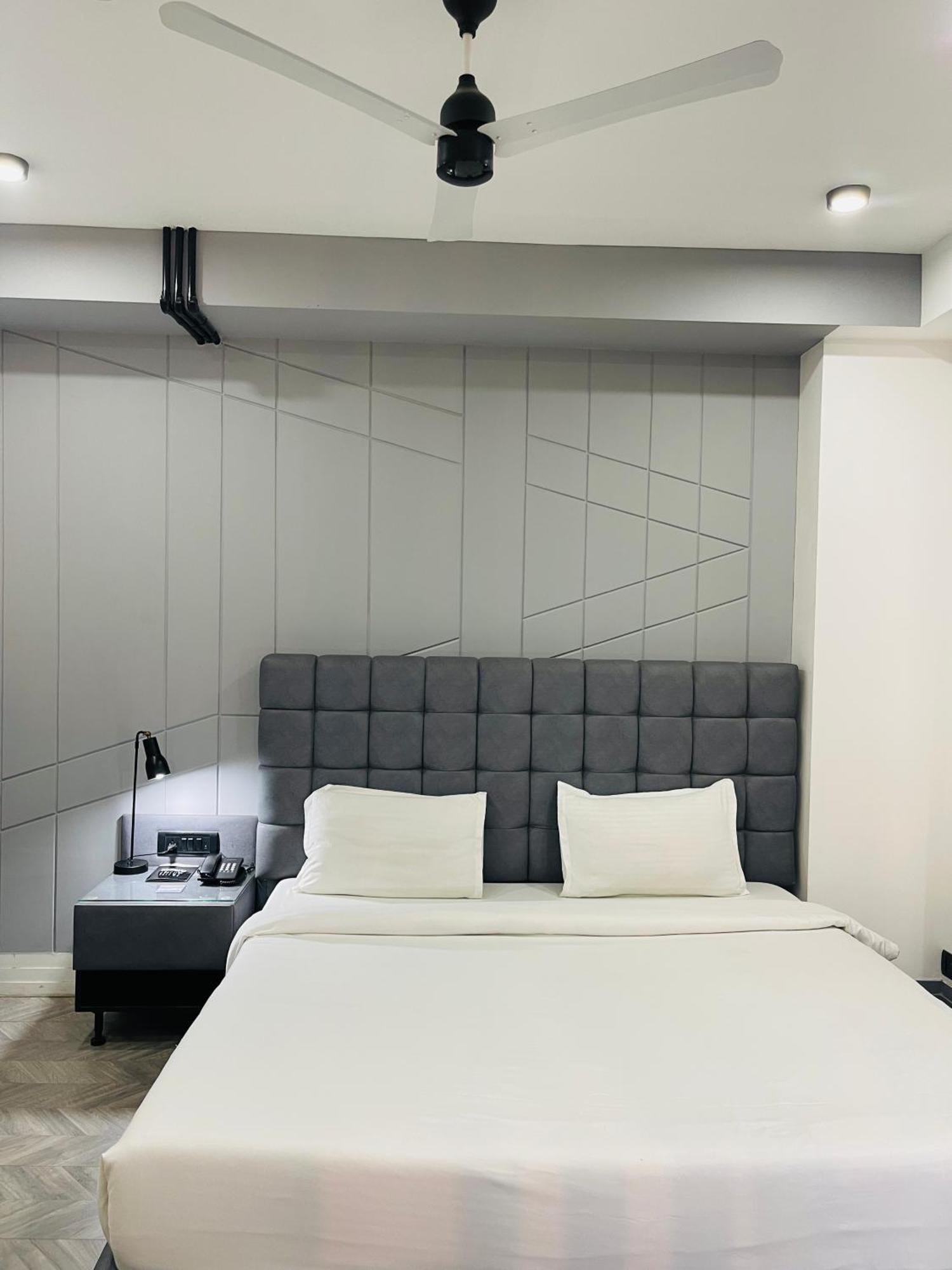 Bedchambers Serviced Apartments, Mg Road 구르가온 외부 사진
